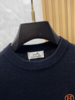 Hermes 2025ss Autumn/Winter New Product Fashionable and Casual Bottom Single Wear Round Neck Business and Leisure Basic High end Knitted 100% Pure Wool Sweater Comfortable and Warm! anti-pilling 👍🏼 Non irritating to the skin, suitable for close fitting, luxurious classic element design! There isn't much complicated craftsmanship involved, just the fusion of design and material. Simple European style autumn and winter essential counter size: M-3XL - Image 3