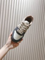 Fendi芬迪板鞋首款大头运动鞋~~fendi match篮球运动鞋，最新元素注入加FF复古的设计，超经典百搭系列……
鞋面采用牛皮和牛猄拼接组合，侧面凸起的双F logo，内里采用毛巾布里，TPU发泡组合双色大底不一般的舒适！情侣款35-44(男码加10) - Image 2