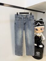 【Armani Jeans | Classic Denim, Embossed with Luxury DNA】 When streetwear meets haute couture, a pair of jeans can become a badge of status.
Deconstructing the language of denim with centuries-old craftsmanship, we infuse every inch of fabric with a modern attitude and luxurious details, making everyday wear a silent declaration of taste.
✨ A pair of jeans is an attitude, and even more so, a legacy.
It's not just a wardrobe essential, but also an interpretation of the brand's spirit—
"From suitcases to jeans, we have always defined the boundaries of luxury with the ultimate craftsmanship."
Sizes: 28-42 - Image 2
