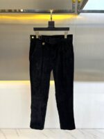 The latest men's casual corduroy trousers from 1V Vuitton and SS for autumn and winter, featuring classic slanted pockets and a small straight cut silhouette, are a must-have item for fashionable men's wardrobes! Men's business and leisure versatile and simple style! Fashionable, simple and versatile pants, regardless of body shape or age, any man can wear them with a sense of fashion! Customized from the original factory, made of high-end high gram heavy fleece pure cotton fabric, the fabric feels smooth and soft, with a strong sense of drape. It is super comfortable and skin friendly to wear, which is the high-end texture that can only be reflected by the original fabric and craftsmanship! The three-dimensional slim fit cut design is very suitable for Asian body shapes to wear. It is a pair of pants with a very high-end appearance, definitely a pair of pants that looks explosive, perfect for both business and leisure! 28-38 (without 35, 37)