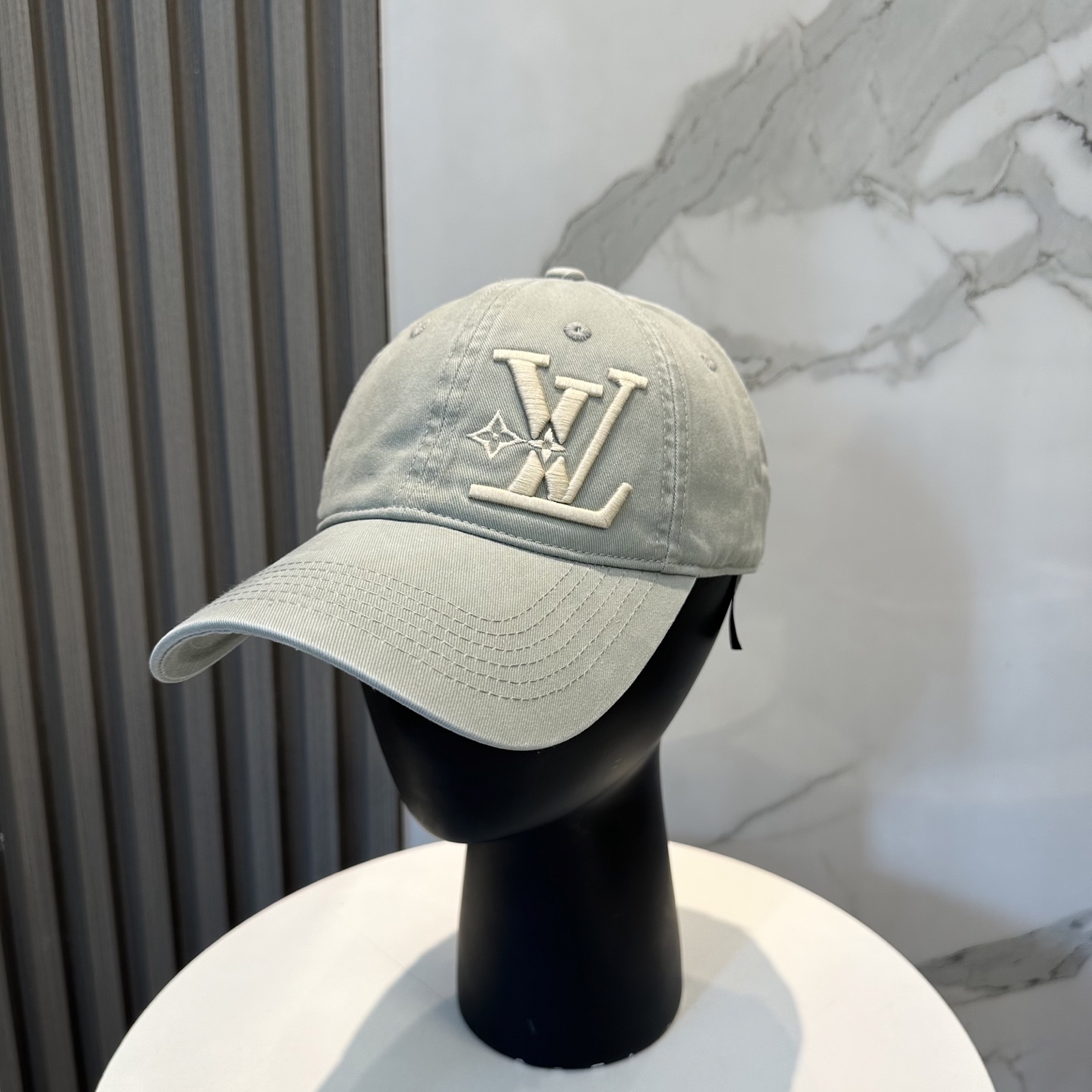 路易威登棒球帽LouisVuitton👒😍新款LV棒球帽，重工打造♥完美刺绣，高端大气，百搭款🤗男女通用！