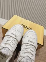 男码加10  Fendi芬迪板鞋首款大头运动鞋~~fendi match篮球运动鞋，最新元素注入加FF复古的设计，超经典百搭系列……
鞋面采用牛皮和牛猄拼接组合，侧面凸起的双F logo，内里采用毛巾布里，TPU发泡组合双色大底不一般的舒适！情侣款35-44 - Image 6