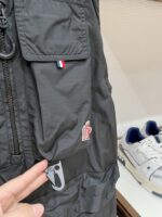 特级羽绒⬆️Moncler Grenoble Tongass羽绒户外马甲.高端黑标系列.原厂替换面料.特级鹅颈绒填充.

🎁出厂标配全套柜台礼盒包装.升级原版磁吸礼盒.

Tongass羽绒马甲提供保护而不显厚重，专为温和天气时进行户外活动而设计。

Tongass羽绒马甲是轻盈性能外套的研究成果。功能性面料紧致耐久，同时不增加额外的重量。配有宽大的实用口袋和登山扣，可减少您的随身行李数量。
详情
•专为户外活动设计
•采用紧致面料制成
•聚酯纤维衬里
•填充羽绒
•按扣开合
•实用口袋设有按扣、拉链和魔术贴开合
•抽绳下摆
•正面登山扣
•反光细节
Size：1-5 奶白/浅棕色/黑色 
D00780 - Image 6