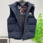 💰加拿大剪刀25SS  金属LOGO铆钉羽绒服马甲
顶级版本超高克重平均充绒量280G 超厚！顶级蓬松！ 顶级品质！100%还原全网最顶级充绒量超厚超保暖，区分市面杂货。
店主北方人亲自操刀 大大解决了南方出品不懂北方冬天的痛点 完全不吝啬 必须是塞满 塞的鼓鼓囊囊 和ZP一模一样的厚重 冬天鹅毛大雪站在雪地里我保证你没有感觉 裹棉被都不一定有它保暖 ！总结下来就是一句话：“除了我家你找不到比这更厚更保暖的羽绒马甲”
— 大码充绒量350克以上 三层里布防护不钻绒
— 原版购入开发 官网在售10000+
— 大身面料采用ZP打版， 防水耐脏 
— 验布后使用KP-LS全自动机械特种梭织拉布机制作
—正品YKK定制拉链 金属剪刀，金属铆钉加固 
— 三标辅料 齐全 吊牌 剪刀logo原版定制
— 整件衣服非常繁琐 廓形剪裁 原版尺码
— 绝对的1:1高版本 码数：S-XXL - Image 8