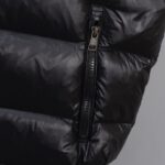 2025 Autumn/Winter New Collection 🆕 Top purchasing version of down jacket 𝐌𝐨𝐧𝐜𝐥𝐞𝐫 Mound Maya classic hooded vesttop-tierTruly exclusive style ‼️ Interior Artifacts for Autumn and Winter ❗ Good products from delayed channels, basic style, can be worn alone or paired with layering, which will give a more layered feel!one ⃣ Gray nylon lining, filled with full velvet, international standard 90% white duck down+10% feathers! High fluffiness and excellent insulation performance 👍two ⃣ Outer layer material, customer supplied m home nylon fabric material! Windproof and snow proof, with first-class feel and high density! Wearing it is not only breathable and comfortable, but also has good anti low temperature, anti-static and wrinkle effects!three ⃣ The most classic and recognizable new stand up collar design, with a detachable hat and brand logo embellishment, gives the upper body a very high street stylefour ⃣ Zipper and hardware combination make it look more advanced! Electroplated hardware, double-sided zipper placket can adjust clothing pattern, while also locking in temperature more effectively! - Image 11