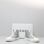 🌟  《顶级品质》
GⅣENCHY纪梵希魔术贴经典款 
专柜官网同步 市面最高版本 原版一比一复刻 四季潮鞋！纪凡希鞋子做工讲究 每一条走线都是按照原版样式 基本做到零瑕疵 媲美专柜 毫无压力 此款鞋即新潮又百搭！
▪️鞋面:进口摩术贴
▪️鞋面:进口头层牛皮
▪️垫脚:羊皮内里
▪️大底:原版TPU
▪️码数:女35一40 男39一44 - Image 2