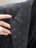 Dolce&Gabbana DG 2025 new suit, high-end version! Customized fabrics for counters have high breathability and comfort, impeccable details, and brand element design concepts, reflecting high quality. Delicate and soft to the touch! Presenting casual tailoring, the upper body design is superb! Size range: 48-58 - Image 5