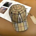 🧢 Burberry's new original baseball cap is a hot selling item at the counter. It features a pure cotton lining, perfect fit, original quality, exclusive physical shooting, and is suitable for both men and women - Image 5