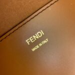 FÉŃĎI TOTE 托特包“阳光手提袋”
棕色皮革简单字母LOGO设计，琥珀色双手柄是整个包包最大焦点，单拧着就很有气场，也不勒手，整体复古感超强，非常适合喜欢复古风的时髦精，硬货力推💥 
2801
尺寸40x35x21cm#16060 - Image 5
