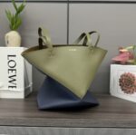 L⊚℮w℮新款🆕小号拼色 亮面牛皮革 Puzzle Fold Tote采用标志性包袋的标志性几何线条，并通过图形和建筑面板重新设计它们 使包完全可以折叠平整，饰有低调的 L⊚℮w℮品牌标志，🉑️肩背或手提 绒面革衬里L⊚℮w℮烫金。
size:25.5*14.5*31.5CＭ
型号：052316 - Image 6