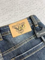 【Armani Jeans | Classic Denim, Embossed with Luxury DNA】 When streetwear meets haute couture, a pair of jeans can become a badge of status.
Deconstructing the language of denim with centuries-old craftsmanship, we infuse every inch of fabric with a modern attitude and luxurious details, making everyday wear a silent declaration of taste.
✨ A pair of jeans is an attitude, and even more so, a legacy.
It's not just a wardrobe essential, but also an interpretation of the brand's spirit—
"From suitcases to jeans, we have always defined the boundaries of luxury with the ultimate craftsmanship."
Sizes: 28-42 - Image 11