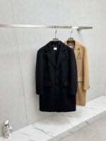 Burberry launches a new men's cashmere coat in stock for autumn and winter 2025, showcasing luxurious quality and outstanding style. 🧥 Essential items for men in autumn and winter 🧥This coat from Bajia is carefully crafted with 100% imported Australian cashmere, with a delicate texture and soft comfort, bringing you unparalleled warmth experience in the cold autumn and winter seasons. Black and khaki are two classic colors to choose from, meeting the needs of different occasions and personal styles. 👔👔Its suit collar design highlights elegance and grandeur, while the mid to long silhouette exudes a more imposing presence. Whether it's business occasions or daily travel, you can make yourself the center of attention. ⌚ ️It is worth mentioning that the collar side seam is carefully marked with the BURBERRY logo, showcasing the unique charm and noble identity of the brand. The embossed leather decoration of Burberry TB logo on the left sleeve adds a touch of fashion and personality to the overall look. 👍Opening the coat, the BURBERRY jacquard lining inside is even more stunning. The exquisite jacquard craftsmanship showcases the brand's ultimate polishing of details. 🫰Burberry's new men's cashmere coat for autumn and winter 2025 is a perfect combination of quality and fashion, making it an excellent choice for your autumn and winter season. Let's welcome this beautiful season together with the demeanor of kings.Size: S-XXL.