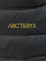 🉐 Arcteryx始祖鸟 Cerium Vest 纯色刺绣Logo字母 羽绒马甲 黑金

内里不是羽绒直接白送！
填充RDS认证850蓬欧洲白鹅绒，暖重比卓越，搭配易潮湿部位的Coreloft™合成 insulation，干冷湿冷环境均能持续保暖。 外层采用15D再生抗撕裂尼龙，整体轻盈可压缩，收纳后小于葡萄柚，随带随用。纯色基底搭配立体刺绣Logo，针脚工整清晰，品牌辨识度高。立体剪裁设计无活动束缚，可作为户外中层保暖件，也能当城市通勤叠穿单品，适配春秋冬三季穿搭需求。配备YKK防水拉链、可调抽绳下摆。

现货尺码：M、L、XL、XXL 。（可穿100-200斤 报身高体重安排合适尺码） - Image 10