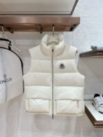 。特级羽绒⬆️Moncler x Christopher Raxxy 明星同款 男女款3D绗缝拉链羽绒马甲. 
🎁出厂标配全套柜台礼盒包装.升级原版磁吸礼盒.
这款羽绒是Moncler xChristopher Raxxy系列的男女同款单品，装饰元素传达了梦想阶梯的设计理念。
演员周雨彤、王安宇倾情演绎“梦幻楼梯”设计理念.
这款立体绗缝羽绒马甲采用轻质抗撕裂面料制成，由品牌携手
Christopher Raxxy合作打造。此款羽绒外套设计源自螺旋楼梯，其装饰元素代表着蜿蜒曲折的命运台阶。
详情
•采用轻质抗撕裂面料制成
•细密抗撕裂面料衬里
•拉链开和
•隐藏式口袋
•防风门襟
•拉链开合
•绗缝贴片，填充羽绒
•联名毛毡标识贴片
Size : 0-4黑色/浅蓝/奶白/三色入.情侣款