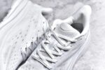 纯原级别 HOKA ONE ONE Clifton 克里夫顿9代专业性能减震公路跑步鞋 轻盈透气的针织网面和纱线的使用让鞋面更挺拔 增强鞋面的强度和支撑性能 搭配柔软的鞋舌 让双脚在舒适包裹中跑的更加畅快 全新泡棉中底 柔软的同时增强回弹性能 为不同跑者提供更平稳流畅的脚感 带来全面的缓冲保护 根据人体工程学设计的延长拉襟 后跟处弹软的海绵填充舒适固定 避免掉跟和摩擦 相比上一代光滑的内衬 Clifton 9的内衬增强了摩擦力 避免双脚在鞋内滑动 SIZE：36 36.5 37.5 38 38.5 39 40 40.5 41 42 42.5 43 44 44.5 45 - Image 9