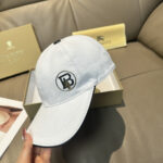 Comes with box bag, Burberry's latest original baseball cap, 1:1 mold customization, Tiger offset printing! Original canvas fabric+top layer cowhide, meticulous workmanship, original factory quality, exclusive physical photography. Black and white two-color shipping. - Image 3