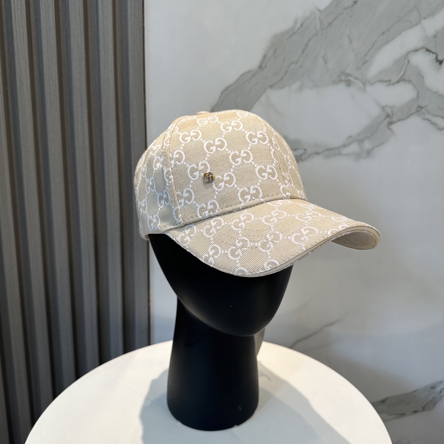 Gucci Classic Original Baseball Hat 😍 Counter 1:1 mold customization, highest version, original canvas lightweight and breathable! Physical shooting, suitable for both men and women in all seasons, with a basic head circumference of 56 and adjustable patch.