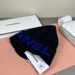 💰Chanel官网品质香奈儿秋冬网红时尚博主推荐款针织帽，藏着不动声色的高级感，每一处线条都透着利落大方，简约而不简单，大方且不失格调，处处细节都彰显着高端品味，时尚感在克制中愈发耐人寻味。 - Image 3