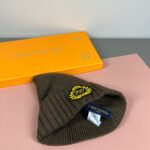 配防尘袋
路易威登LOUIS VUITTON🎩官方热卖爆款，羊毛针织毛线帽，时尚好品质高端大气，超柔软！超火爆💖质感很赞，出街超好搭配！时尚潮流！秋冬必备单品，快快入手哦！ - Image 6