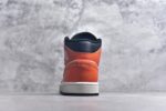 ▪🐼权威实拍💯#SI34640
新货🚀#Air Jordan AJ1 Mid 中帮 黑橙扣碎 DQ8426-801 终端优势供应 市面中低帮最具代表性版本没有之一 口碑大厂出品 品控大底版型不断改良更新 全套原纸板楦头开发 确保原汁原味 完美呈现版型 完美零毛边处理 原厂内置全掌气垫 价格定位良心 平台专用代工流水线出品 一眼公司既视感 拿到手的一瞬间就与众不同 碾压市面所有版本 全部原鞋开发 每一个配色都会采购原鞋确认细节 打破市面看图做货无好货之说 SIZE：35.5 36 36.5 37.5 38 38.5 39 40 40.5 41 42 42.5 43 44 44.5 45 46 - Image 5