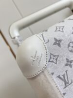 【独家实拍 白花拉杆箱】K632 全新 Horizon 拉杆箱以个性创意革新路易威登的传奇经典，为标志性 Monogram 帆布点缀旅行贴饰，追溯品牌传统行李箱的设计风尚。皮革边角保护和超大外置拉杆丰富智慧细节，打造优雅且实用的旅行伴侣。详细特征35.0 x 23×53cm（长×宽×高）
人工测量1-2cm误差 
【温馨提示❤此款无包装/不支持退换】 - Image 3