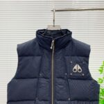 💰加拿大剪刀25SS  金属LOGO铆钉羽绒服马甲
顶级版本超高克重平均充绒量280G 超厚！顶级蓬松！ 顶级品质！100%还原全网最顶级充绒量超厚超保暖，区分市面杂货。
店主北方人亲自操刀 大大解决了南方出品不懂北方冬天的痛点 完全不吝啬 必须是塞满 塞的鼓鼓囊囊 和ZP一模一样的厚重 冬天鹅毛大雪站在雪地里我保证你没有感觉 裹棉被都不一定有它保暖 ！总结下来就是一句话：“除了我家你找不到比这更厚更保暖的羽绒马甲”
— 大码充绒量350克以上 三层里布防护不钻绒
— 原版购入开发 官网在售10000+
— 大身面料采用ZP打版， 防水耐脏 
— 验布后使用KP-LS全自动机械特种梭织拉布机制作
—正品YKK定制拉链 金属剪刀，金属铆钉加固 
— 三标辅料 齐全 吊牌 剪刀logo原版定制
— 整件衣服非常繁琐 廓形剪裁 原版尺码
— 绝对的1:1高版本 码数：S-XXL - Image 2