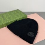 Comes with dust bagGucci official website knitted hat 😘  Cashmere material 🙆🏻 New products on the official website 😱 Simple and elegant 👍  The tight knitting method is very thick, soft and comfortable 🙈 Warm and stylish ❤️ can't bear to put it down 👍 Dear, hurry up and get it 👍😘 Same gender design! - Image 2