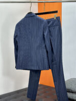 Balen Maison 25Ss autumn and winter new suit suit suit suit set! The evergreen tree of the Western fashion industry, a must-have wardrobe item for business elites, men's formal wear, and one button suits. The brand's classic logo logo is super generous, with a flat collar and collar accessories such as a stylish brooch, elegant and generous solid color scheme, and a back slit design. It is a classic style that comes out every quarter! Wearing the pattern is really great, strongly recommended!Clear and ergonomic tailoring, with a tall and handsome upper body, comfortable and slim fit, showcasing a gentlemanly demeanor. Carefully selected suit fabrics, including 20% wool, 18% viscose, 58% polyester, and 4% spandex, provide a soft and delicate touch, with good luster and elasticity. The silhouette and elastic waistband cutting add more comfort to the dressing of stylish men, making them look slim yet handsome!Used for producing high-end professional and business formal suits, Fan * Zhe is renowned worldwide for his classic and solemn design style. A high-end business casual suit set that requires high craftsmanship, takes a long time to make, and can be worn all year round!The fabric is flat, with a smooth and full texture, and a firm appearance. It is made of high-quality wool material, and the quality of the material is visible when tied tightly.Regarding details: The high-end suit is cut with a modern feel, combining traditional cutting art with modern production techniques. It adopts fully imported automatic cutting pieces, with almost zero error in each piece of fabric, and then hand sewn by top tailors to ensure the fit and beauty of every part. The front two layers are saved, and according to the principles of ergonomics, it is slim fitting but not tight fitting. The elastic on both sides of the waistband of the trousers can be adjusted!Classic collar design, classic style without conservatism, simple and elegant. We insist on hand sewing handicrafts, all of which are made by experienced craftsmen. The quotation is based on the labor and time consumption per meter, and each stitch is rigorous and excellent, without any burrs or stitches on both sides. Handcrafted sleeves, hand nail buckles, hand calibration, and handmade threading can be seen everywhere, delicate and smooth, effectively reducing static electricity in autumn and winter, creating a high sense of unity on the surface and inside. It is worth buying for any man, as it can boost your face in various formal occasions!❤️❤️❤️ Kind reminder: Suits are not sold separately and cannot be adjusted in size separately【 Size 】: 46-56upper garmentSize 46: Chest circumference 100- Shoulder width 44- Sleeve length 62- Clothing length 69Size 48: Chest circumference 104 Shoulder width 45 Sleeve length 63 Clothing length 70Size 50: Chest circumference 108 Shoulder width 46 Sleeve length 64 Clothing length 71Size 52: Chest circumference 112 Shoulder width 47 Sleeve length 65 Clothing length 72Size 54: Chest circumference 116 Shoulder width 48 Sleeve length 66 Clothing length 73Size 56: Chest circumference 120 Shoulder width 49 Sleeve length 67 Clothing length 74bottom wearSize 46: Waist circumference 80 Hip circumference 104 Pants length 111Size 48: waist circumference 82 hip circumference 108 pants length 111Size 50: waist circumference 84 hip circumference 112 pants length 112Size 52: Waist circumference 86 Hip circumference 116 Pants length 112Size 54: Waist circumference 88 Hip circumference 120 Pants length 113Size 56: Waist circumference 90 Hip circumference 124 Pants length 113 - Image 2