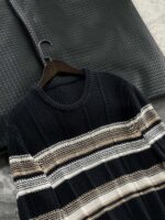 🆕- This knitted sweater weaves a Mediterranean breeze into the wardrobeWhen 10 cotton yarns and 46 blended yarns meet on a seven needle jacquard machine, the three yarns begin to weave a dialogue about material and color. Navy blue and navy blue cotton yarn have a rough and rustic feel, like the late night waters of the Adriatic Sea; The addition of 3.7% mulberry silk and wool in the light camel colored blended yarn gives the striped edges a subtle luster, reminiscent of the sparkling waves at sunset in Venice.When the weight of 580 grams is unfolded in the hand, one can feel the delicate balance between the stiffness of cotton and the softness of blended yarn. The vertical jacquard woven alternately with osmanthus needles and hanging needles forms a subtle texture on the navy blue background, resembling the outline of Venetian architecture seen through blinds. The white version is like a linen cloth sprinkled with sunlight, and the collision of the three materials is portrayed more clearly on a pure white canvas.The curvature of the round neck continues the elegant tradition of Italian tailoring, neither tightening the neck nor maintaining sharp lines. The contraction process of the hem keeps the hem of the garment firmly attached to the waist, and it will not move up whether you lift your hand or turn around. To support the muscles and bones with 10 strands of cotton yarn, to outline with delicate 46 strands of blended yarn, and to add luster and mulberry silk embellishment - this knitted sweater weaves the advantages of different materials into the same picture.The navy blue version paired with white pants is a classic Mediterranean style, while the white version paired with dark gray trousers can instantly switch to Milan style urban elegance. The intentions hidden in the texture of osmanthus needles, yarn blending, and precise weight all need to be personally felt in the cool autumn breeze to fully understand. While others are still struggling with the basic knitwear, this three layered jacquard sweater has already captivated the eyes of those who understand it with its sense of layering.In the current era of fast fashion proliferation, a blend knit that becomes softer and skin friendly with increasing wear is the truly worthwhile wardrobe evergreen tree to invest in. Jay Ya uses this piece to prove that a sophisticated sense of leisure allows every material to find the most comfortable expression in fabric.Color: White navy blue174-140 upper body size LSize: M-XXXL (48-56)Style number: FXZZ8688M size bust circumference 104 shoulder width 46.5 sleeve length 56 garment length 64.5Size L Chest circumference 108 Shoulder width 48 Sleeve length 57 Clothing length 66XL bust circumference 112 shoulder width 49.5 sleeve length 58 garment length 67.5XXL chest circumference 116 shoulder width 51 sleeve length 59 garment length 68.5XXXL bust circumference 120 shoulder width 52.5 sleeve length 60 garment length 69.5 - Image 4