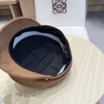 Lv路易威登秋冬款时尚个性保暖鹿茸皮显瘦平顶帽子女网红皮带磨毛鸭舌帽减龄 - Image 10