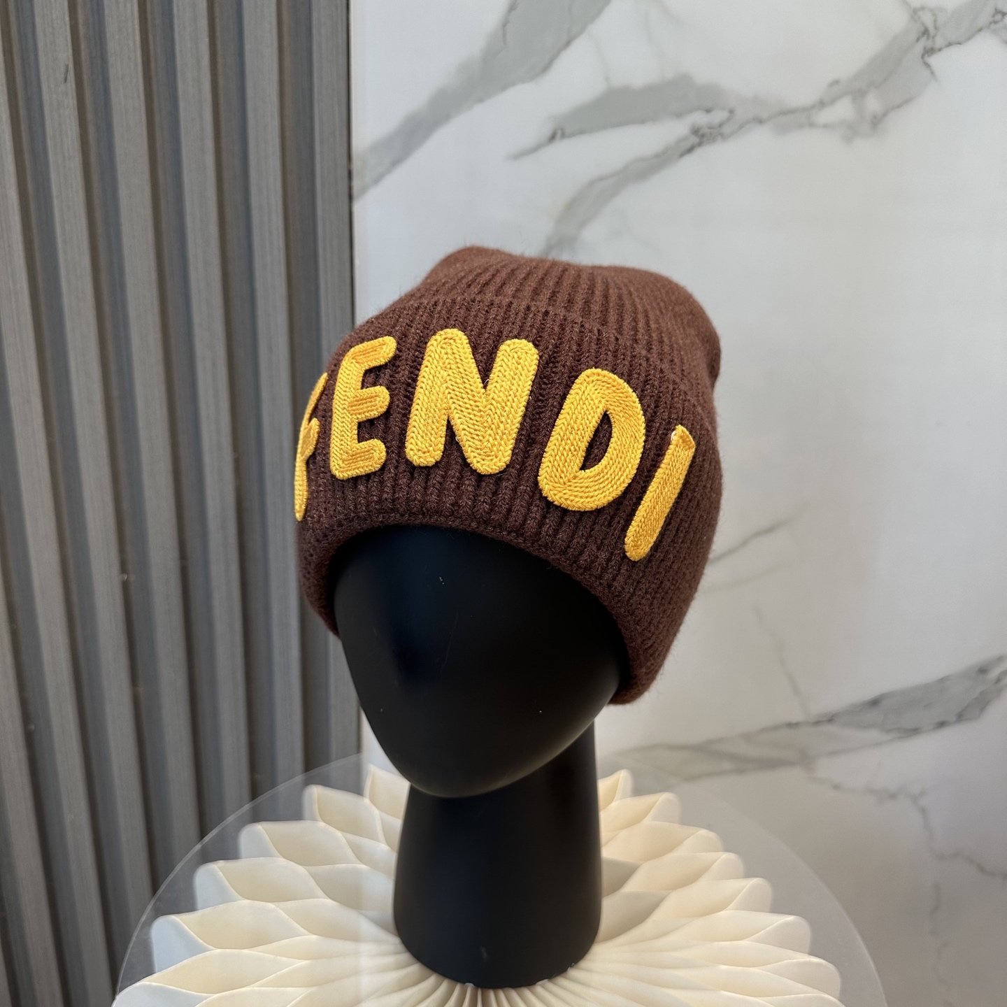 Fendi FENDI Knitted Hat 😘 😱 Simple and elegant 👍  The tight knitting method is very thick, soft and comfortable 🙈 Warm and stylish ❤️ can't bear to put it down 👍 Dear, hurry up and get it 👍😘 Same gender design!