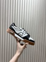 男码加10  Fendi芬迪板鞋首款大头运动鞋~~fendi match篮球运动鞋，最新元素注入加FF复古的设计，超经典百搭系列……
鞋面采用牛皮和牛猄拼接组合，侧面凸起的双F logo，内里采用毛巾布里，TPU发泡组合双色大底不一般的舒适！情侣款35-44