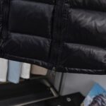 2025 Autumn/Winter New Collection 🆕 Top purchasing version of down jacket 𝐌𝐨𝐧𝐜𝐥𝐞𝐫 Mound Maya classic hooded vesttop-tierTruly exclusive style ‼️ Interior Artifacts for Autumn and Winter ❗ Good products from delayed channels, basic style, can be worn alone or paired with layering, which will give a more layered feel!one ⃣ Gray nylon lining, filled with full velvet, international standard 90% white duck down+10% feathers! High fluffiness and excellent insulation performance 👍two ⃣ Outer layer material, customer supplied m home nylon fabric material! Windproof and snow proof, with first-class feel and high density! Wearing it is not only breathable and comfortable, but also has good anti low temperature, anti-static and wrinkle effects!three ⃣ The most classic and recognizable new stand up collar design, with a detachable hat and brand logo embellishment, gives the upper body a very high street stylefour ⃣ Zipper and hardware combination make it look more advanced! Electroplated hardware, double-sided zipper placket can adjust clothing pattern, while also locking in temperature more effectively! - Image 13