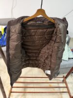 🉐 Arcteryx始祖鸟 Cerium Vest 纯色刺绣Logo字母 羽绒马甲 绒砂棕

内里不是羽绒直接白送！
填充RDS认证850蓬欧洲白鹅绒，暖重比卓越，搭配易潮湿部位的Coreloft™合成 insulation，干冷湿冷环境均能持续保暖。 外层采用15D再生抗撕裂尼龙，整体轻盈可压缩，收纳后小于葡萄柚，随带随用￼￼￼。纯色基底搭配立体刺绣Logo，针脚工整清晰，品牌辨识度高。立体剪裁设计无活动束缚，可作为户外中层保暖件，也能当城市通勤叠穿单品，适配春秋冬三季穿搭需求。配备YKK防水拉链、可调抽绳下摆。

现货尺码：M、L、XL、XXL 。（可穿100-200斤 报身高体重安排合适尺码） - Image 5