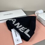 💰Chanel官网品质香奈儿秋冬网红时尚博主推荐款针织帽，藏着不动声色的高级感，每一处线条都透着利落大方，简约而不简单，大方且不失格调，处处细节都彰显着高端品味，时尚感在克制中愈发耐人寻味。 - Image 3