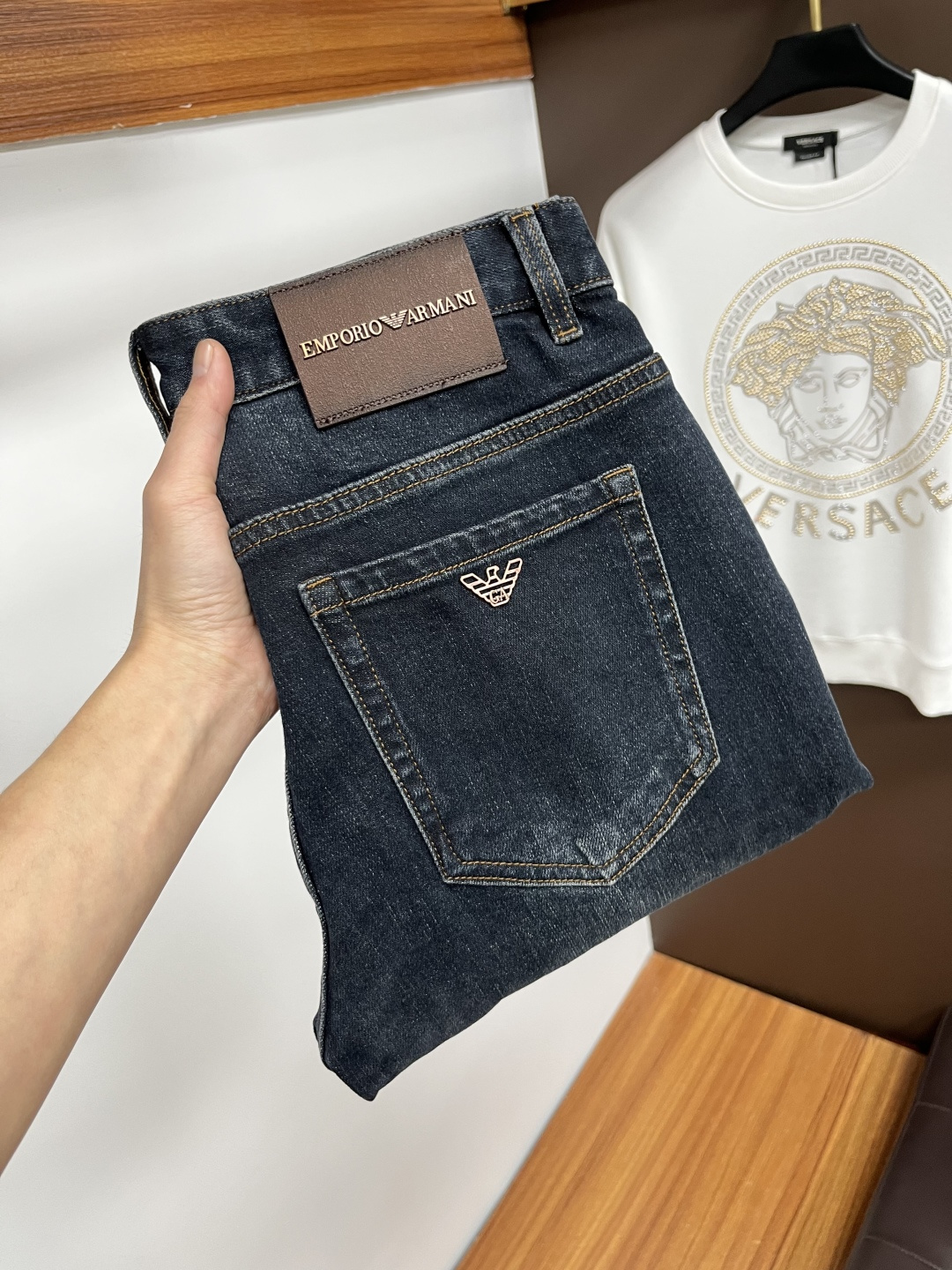 【Armani Jeans | Classic Denim, Embossed with Luxury DNA】 When streetwear meets haute couture, a pair of jeans can become a badge of status.
Deconstructing the language of denim with centuries-old craftsmanship, we infuse every inch of fabric with a modern attitude and luxurious details, making everyday wear a silent declaration of taste.
✨ A pair of jeans is an attitude, and even more so, a legacy.
It's not just a wardrobe essential, but also an interpretation of the brand's spirit—
"From suitcases to jeans, we have always defined the boundaries of luxury with the ultimate craftsmanship."
Sizes: 28-42