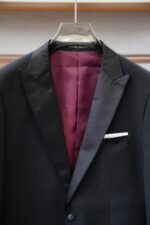 Dior -25SS autumn and winter new suit suit suit 🫑🫑 Two piece trendy and fashionable suit, a must-have item for business elite wardrobes, men's formal wear, fashionable and trendy wear, brand classic logo logo logo super generous, classic styles will be released every quarter! Wearing the pattern is really great, strongly recommended!Sharp and ergonomic tailoring, with a tall and handsome upper body, simple and elegant. Comfortable and slim fit, showcasing a gentlemanly demeanor at a glance. Made from carefully selected suit fabrics, including 20% wool, 18% viscose, 58% polyester, and 4% spandex, the fabric feels soft and delicate, with good luster and elasticity. The waist is made of sheepskin and leather, and is adorned with Louis Vuitton's soul logo embossed with letters! The silhouette and waist cinching add more comfort to the dressing of stylish men, making them look slim yet handsome!Used for making high-end professional and business formal suits, renowned worldwide for its classic and solemn design style. A high-end business casual suit set that requires high craftsmanship, takes a long time to make, and can be worn all year round!The fabric is flat, with a smooth and full texture, and a firm appearance. It is made of high-quality cotton wool material, and the quality of the material is visible when tied tightly.Regarding details: The high-end suit is cut with a modern feel, combining traditional cutting art with modern production techniques. It adopts fully imported automatic cutting pieces, with almost zero error in each piece of fabric, and then hand sewn by top tailors to ensure the fit and beauty of every part. The front two layers are saved, and according to the principles of ergonomics, it is slim fitting but not tight fitting. The elastic of the cow tendons on both sides of the waistband of the trousers can be adjusted! Not wearing tight waists!Classic collar design, classic style without conservatism, simple and elegant. The lining of the collar is made of pure handmade tribute needles, and we insist on hand sewing handicrafts, all of which are from the hands of experienced craftsmen. The quotation is based on the labor and time consumption per meter, and each stitch is rigorous and excellent, without any burrs or stitches on both sides. Handcrafted sleeves, hand nail buckles, hand calibration, and handmade threading can be seen everywhere, delicate and smooth, effectively reducing static electricity in autumn and winter, creating a high sense of unity on the surface and inside. It is worth buying for any man, as it can boost your face in various formal occasions!Color: Black【 Size 】: 46-56 - Image 6