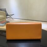 FÉŃĎI TOTE 托特包“阳光手提袋”
棕色皮革简单字母LOGO设计，琥珀色双手柄是整个包包最大焦点，单拧着就很有气场，也不勒手，整体复古感超强，非常适合喜欢复古风的时髦精，硬货力推💥 
2801
尺寸40x35x21cm#16060 - Image 8