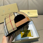 Hot selling item return!Burberry original baseball cap with box bag, hot selling item at the counter, dark patterned knight, 1:1 custom mold, canvas fabric, pure cotton lining, lightweight and breathable. Perfect design, precise and accurate grid alignment, top layer cowhide leather adjustment buckle, original factory quality, exclusive physical shooting, suitable for both men and women. - Image 8