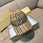 Hot selling item return!Burberry original baseball cap with box bag, hot selling item at the counter, dark patterned knight, 1:1 custom mold, canvas fabric, pure cotton lining, lightweight and breathable. Perfect design, precise and accurate grid alignment, top layer cowhide leather adjustment buckle, original factory quality, exclusive physical shooting, suitable for both men and women.