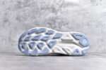 纯原级别 HOKA ONE ONE Clifton 克里夫顿9代专业性能减震公路跑步鞋 轻盈透气的针织网面和纱线的使用让鞋面更挺拔 增强鞋面的强度和支撑性能 搭配柔软的鞋舌 让双脚在舒适包裹中跑的更加畅快 全新泡棉中底 柔软的同时增强回弹性能 为不同跑者提供更平稳流畅的脚感 带来全面的缓冲保护 根据人体工程学设计的延长拉襟 后跟处弹软的海绵填充舒适固定 避免掉跟和摩擦 相比上一代光滑的内衬 Clifton 9的内衬增强了摩擦力 避免双脚在鞋内滑动 SIZE：36 36.5 37.5 38 38.5 39 40 40.5 41 42 42.5 43 44 44.5 45 - Image 6