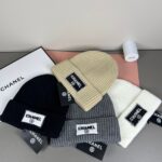 💰Chanel官网品质香奈儿秋冬网红时尚博主推荐款针织帽，藏着不动声色的高级感，每一处线条都透着利落大方，简约而不简单，大方且不失格调，处处细节都彰显着高端品味，时尚感在克制中愈发耐人寻味。 - Image 9