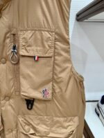 特级羽绒⬆️Moncler Grenoble Tongass羽绒户外马甲.高端黑标系列.原厂替换面料.特级鹅颈绒填充.

🎁出厂标配全套柜台礼盒包装.升级原版磁吸礼盒.

Tongass羽绒马甲提供保护而不显厚重，专为温和天气时进行户外活动而设计。

Tongass羽绒马甲是轻盈性能外套的研究成果。功能性面料紧致耐久，同时不增加额外的重量。配有宽大的实用口袋和登山扣，可减少您的随身行李数量。
详情
•专为户外活动设计
•采用紧致面料制成
•聚酯纤维衬里
•填充羽绒
•按扣开合
•实用口袋设有按扣、拉链和魔术贴开合
•抽绳下摆
•正面登山扣
•反光细节
Size：1-5 奶白/浅棕色/黑色 
D00780 - Image 6