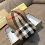 New shipmentComes with a box bag and Burberry original baseball cap, a hot selling item at the counter. Classic plaid, 1:1 custom mold, canvas fabric, pure cotton lining, lightweight and breathable. Perfect design, precise and accurate grid alignment, top layer cowhide leather adjustment buckle, original factory quality, exclusive physical shooting, suitable for both men and women. - Image 2