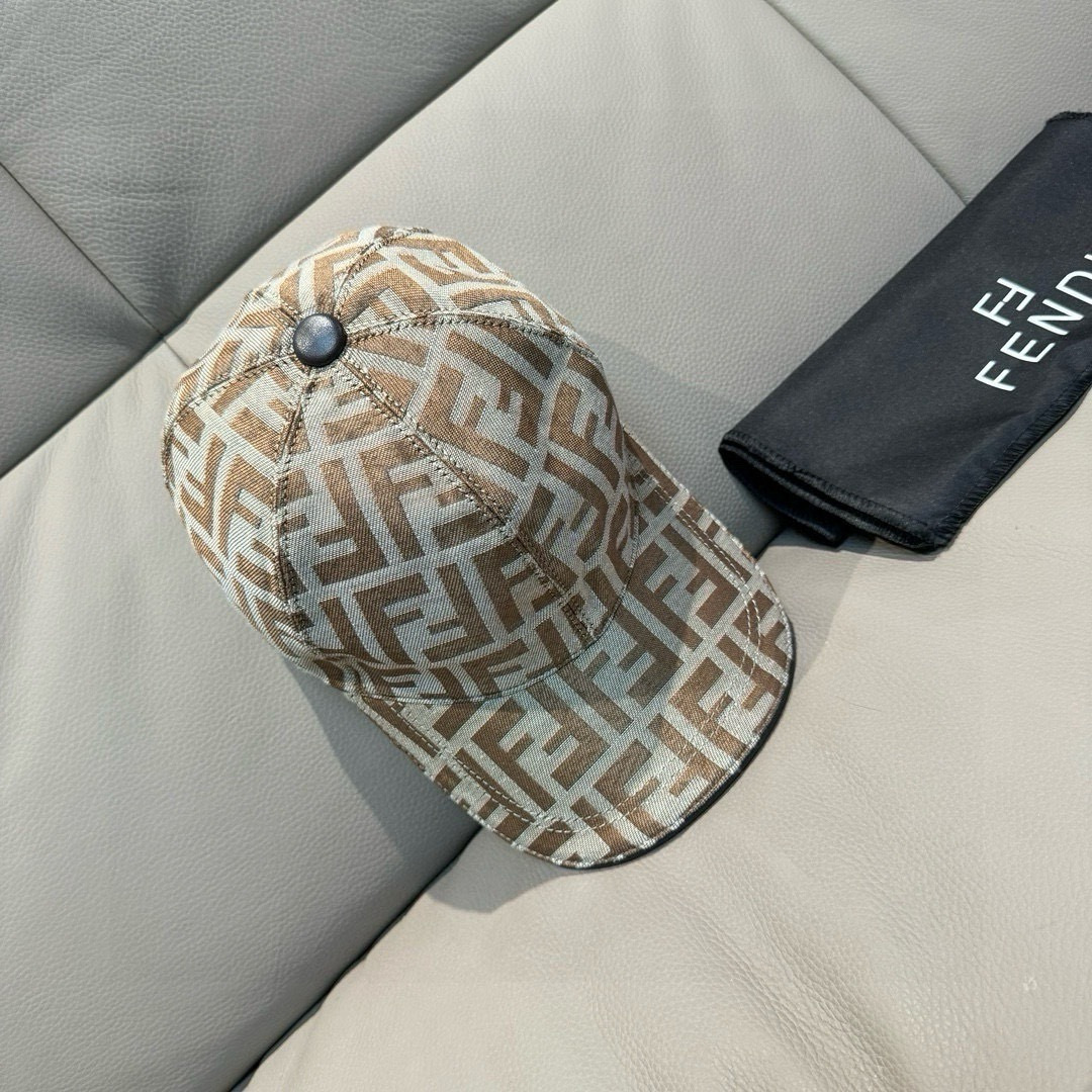 New shipment!Comes with box bag, Fendi's new original baseball cap, double F-jacquard, a perennial hot selling item at the counter, with excellent reputation. Customized 1:1 mold, original jacquard sail fabric+top layer cowhide, lightweight and breathable! Excellent quality, basic head circumference of 56, adjustable patch.
