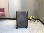 GF4343FB
全新 Horizon 拉杆箱以个性创意革新路易威登的传奇经典，为标志性 Monogram 帆布点缀旅行贴饰，追溯品牌传统行李箱的设计风尚。皮革边角保护和超大外置拉杆丰富智慧细节，打造优雅且实用的旅行伴侣。
详细特征
35.0 x 23×55cm
（长×宽×高）
·Monogram 帆布
.牛皮饰边
.织物内衬
.银色金属件
.拉链开合，配有挂锁
.路易威登标识
.内层平整
.弹性饰带
.口袋分层
.皮革边角
.大号外置拉杆
.4 个紧凑型滑轮
.机舱行李尺寸