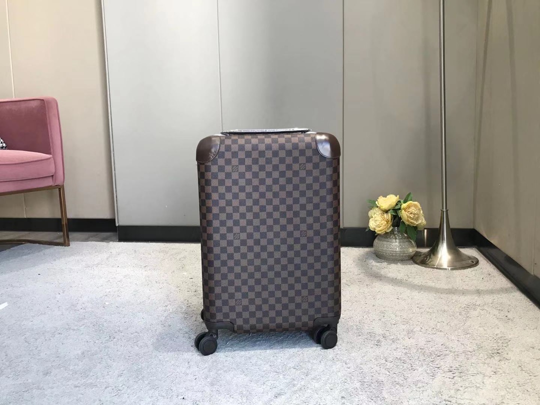 GF4343FB
全新 Horizon 拉杆箱以个性创意革新路易威登的传奇经典，为标志性 Monogram 帆布点缀旅行贴饰，追溯品牌传统行李箱的设计风尚。皮革边角保护和超大外置拉杆丰富智慧细节，打造优雅且实用的旅行伴侣。
详细特征
35.0 x 23×55cm
（长×宽×高）
·Monogram 帆布
.牛皮饰边
.织物内衬
.银色金属件
.拉链开合，配有挂锁
.路易威登标识
.内层平整
.弹性饰带
.口袋分层
.皮革边角
.大号外置拉杆
.4 个紧凑型滑轮
.机舱行李尺寸