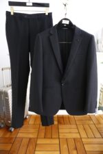 🔥 Ama */Arm * niAutumn New Arrivals 📸 Casual and fashionable original suit set, with the brand's classic logo mark 👍🏻 Super generous, with lining design emphasizing perfect lines, perfectly blending the low-key and melancholic temperament of England with the exquisite and noble French style. A sleek and ergonomic cut, with a tall and handsome upper body, comfortable and slim fit, showcasing a gentlemanly demeanor. Selected suit fabric, with a soft and delicate touch, good luster and elasticity. Paired with this suit set, it is a great choice for stylish men. The silhouette and waist cinching cut add more comfort to their attire, making them look slim yet handsome! A must-have for trendy men! Counter size: S-XXL, shipped next day!