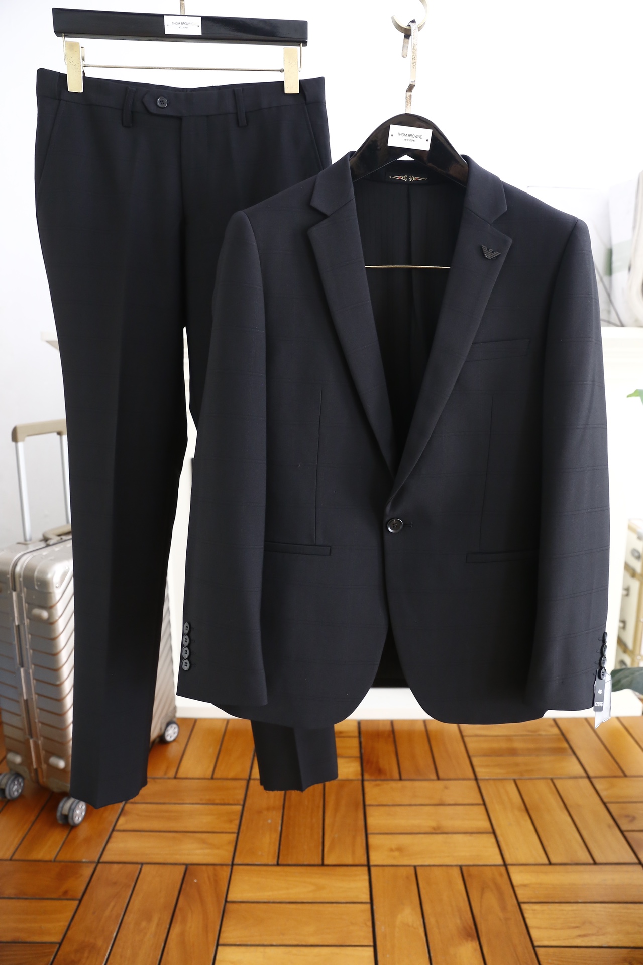 🔥 Ama */Arm * niAutumn New Arrivals 📸 Casual and fashionable original suit set, with the brand's classic logo mark 👍🏻 Super generous, with lining design emphasizing perfect lines, perfectly blending the low-key and melancholic temperament of England with the exquisite and noble French style. A sleek and ergonomic cut, with a tall and handsome upper body, comfortable and slim fit, showcasing a gentlemanly demeanor. Selected suit fabric, with a soft and delicate touch, good luster and elasticity. Paired with this suit set, it is a great choice for stylish men. The silhouette and waist cinching cut add more comfort to their attire, making them look slim yet handsome! A must-have for trendy men! Counter size: S-XXL, shipped next day!