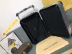 GF4343FB
全新 Horizon 拉杆箱以个性创意革新路易威登的传奇经典，为标志性 Monogram 帆布点缀旅行贴饰，追溯品牌传统行李箱的设计风尚。皮革边角保护和超大外置拉杆丰富智慧细节，打造优雅且实用的旅行伴侣。
详细特征

（长×宽×高）
·Monogram 帆布
.牛皮饰边
.织物内衬
.银色金属件
.拉链开合，配有挂锁
.路易威登标识
.内层平整
.弹性饰带
.口袋分层
.皮革边角
.大号外置拉杆
.4 个紧凑型滑轮
.机舱行李尺寸 - Image 8